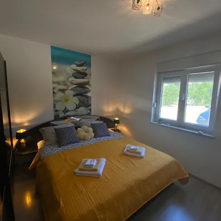 Apartment Spacious Close To The Sea In Kastel Luksic Kastela
