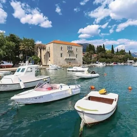 Apartment Spacious Close To The Sea In Kastel Luksic *