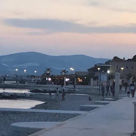 Spacious Close To The Sea In Kastel Luksic Apartment Kastela