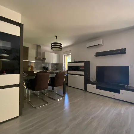 Apartment Spacious Close To The Sea In Kastel Luksic *