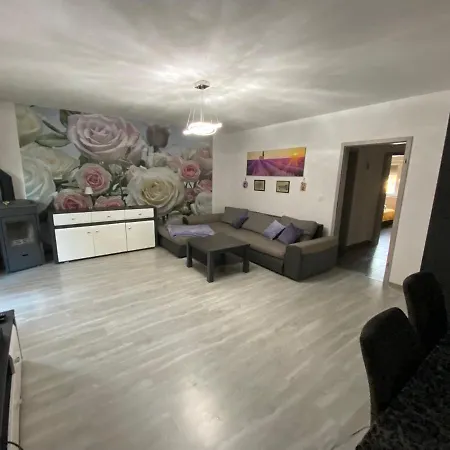Apartment Spacious Close To The Sea In Kastel Luksic