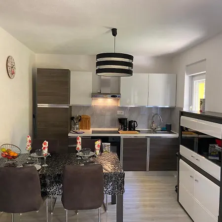 Spacious Close To The Sea In Kastel Luksic *