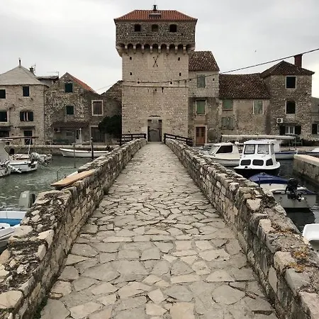 Spacious Close To The Sea In Kastel Luksic Apartment Kastela