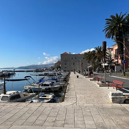Apartment Spacious Close To The Sea In Kastel Luksic *