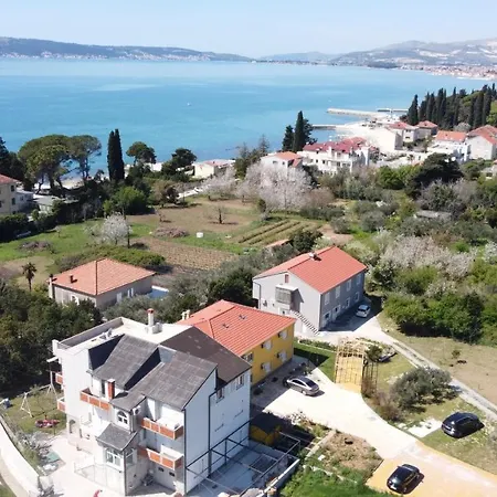 Spacious Close To The Sea In Kastel Luksic Apartment Kastela