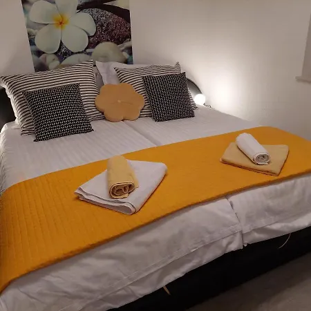 Spacious Close To The Sea In Kastel Luksic Apartment Kastela