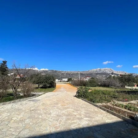Spacious Close To The Sea In Kastel Luksic * Kastela