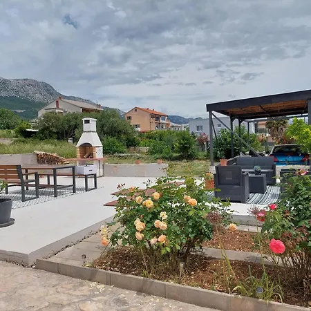 Apartment Spacious Close To The Sea In Kastel Luksic *