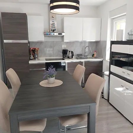 Spacious Close To The Sea In Kastel Luksic * Kaštela