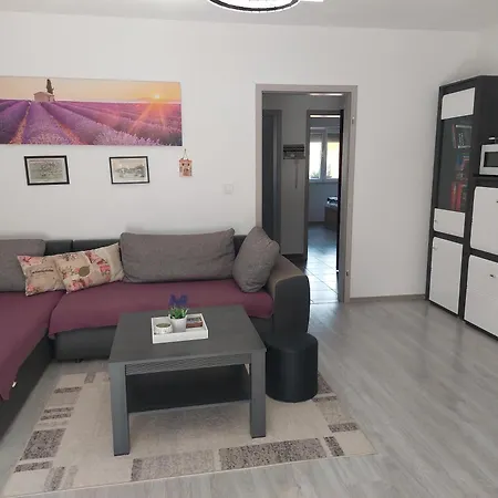 Spacious Close To The Sea In Kastel Luksic 아파트 *