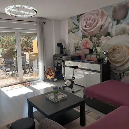 Spacious Close To The Sea In Kastel Luksic Kaštela