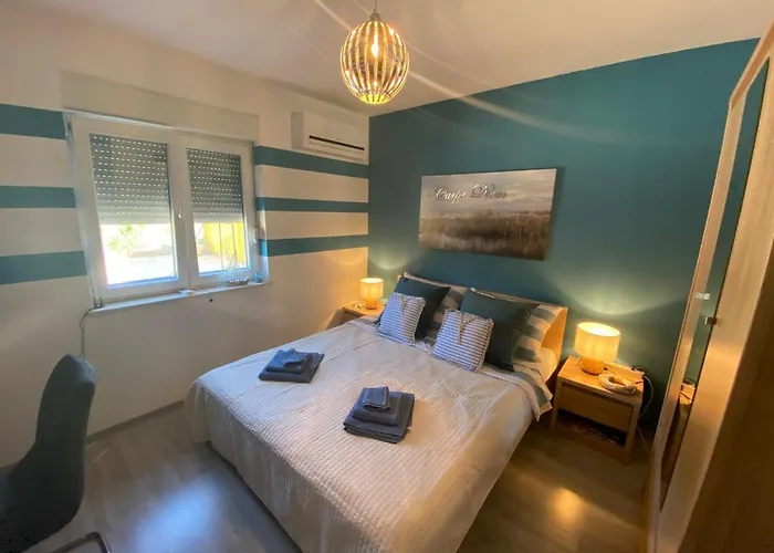 Spacious Apartment With Garden Close To The Sea In Kastel Luksic Split Апартаменты Каштела