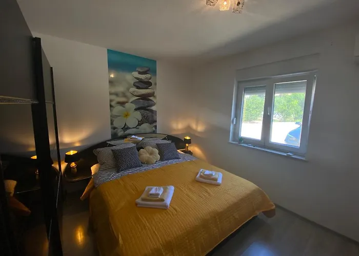 Апартаменты Spacious Apartment With Garden Close To The Sea In Kastel Luksic Split Каштела