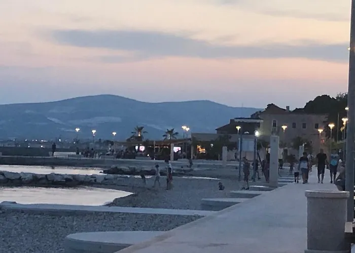 Spacious Apartment With Garden Close To The Sea In Kastel Luksic Split Апартаменты Каштела