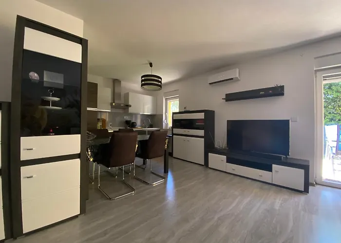 Апартаменты Spacious Apartment With Garden Close To The Sea In Kastel Luksic Split *