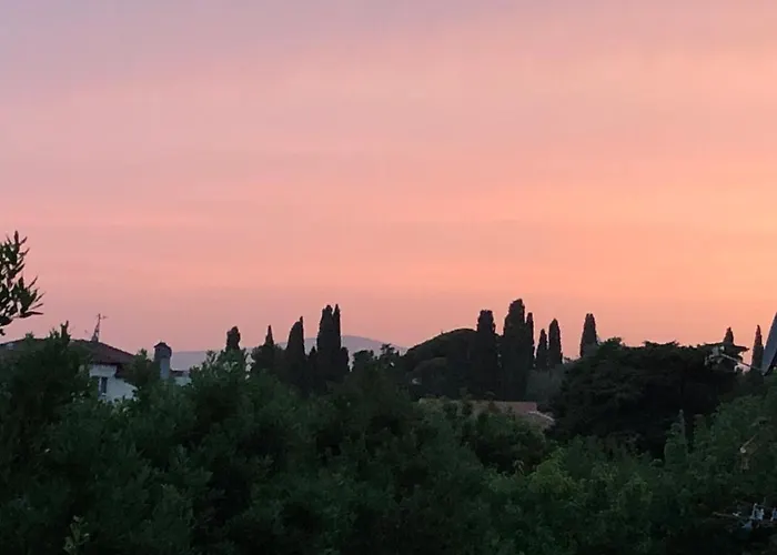 Апартаменты Spacious Apartment With Garden Close To The Sea In Kastel Luksic Split *