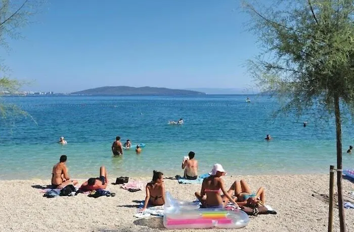 Spacious Apartment With Garden Close To The Sea In Kastel Luksic Split Апартаменты