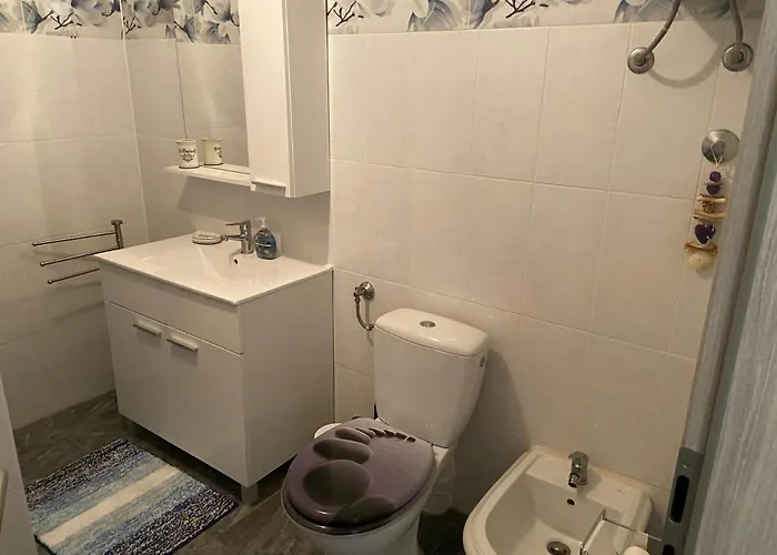 Spacious Apartment With Garden Close To The Sea In Kastel Luksic Split Апартаменты