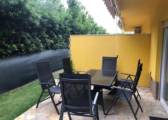 Апартаменты Spacious Apartment With Garden Close To The Sea In Kastel Luksic Split