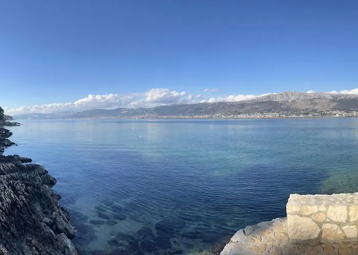 Spacious Apartment With Garden Close To The Sea In Kastel Luksic Split