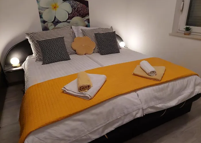 Spacious Apartment With Garden Close To The Sea In Kastel Luksic Split Апартаменты Каштела