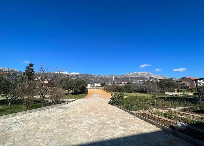 Spacious Apartment With Garden Close To The Sea In Kastel Luksic Split * Каштела