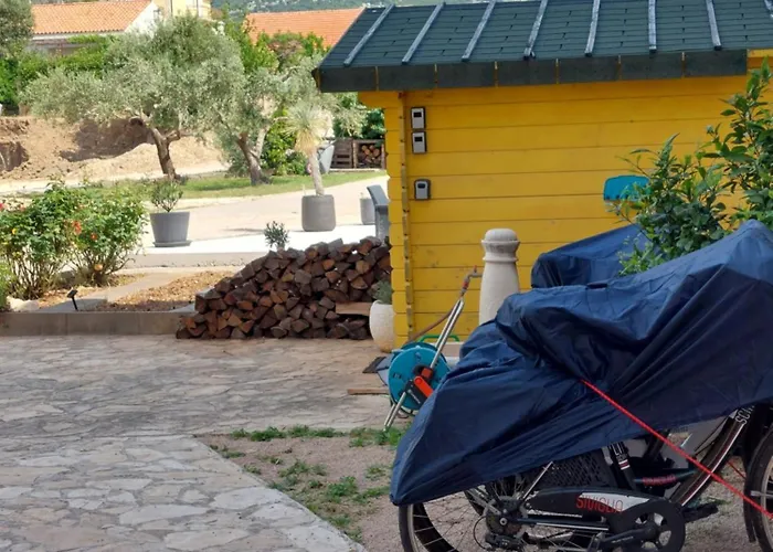 Апартаменты Spacious Apartment With Garden Close To The Sea In Kastel Luksic Split Каштела