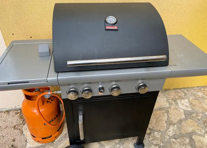 Spacious Apartment With Garden Close To The Sea In Kastel Luksic Split