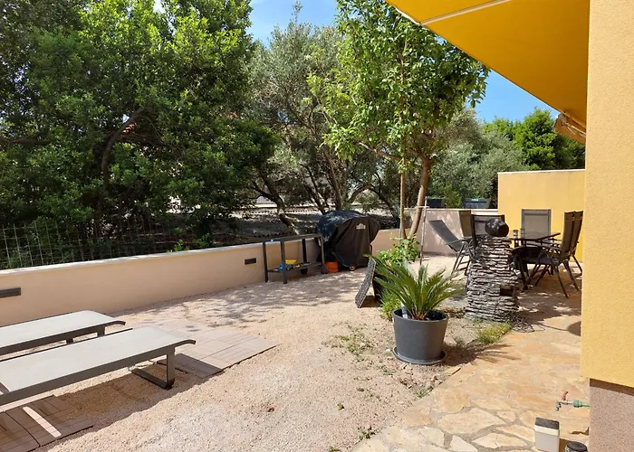 Spacious Apartment With Garden Close To The Sea In Kastel Luksic Split