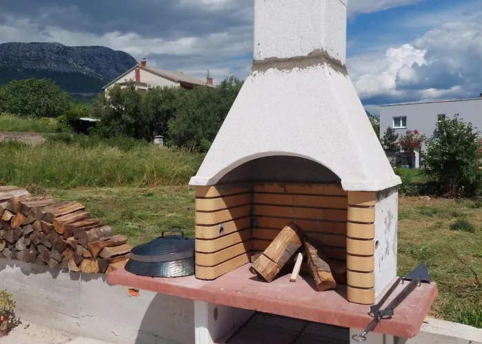 Spacious Apartment With Garden Close To The Sea In Kastel Luksic Split Апартаменты Каштела