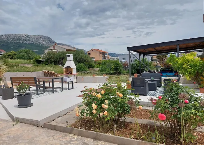 Апартаменты Spacious Apartment With Garden Close To The Sea In Kastel Luksic Split *