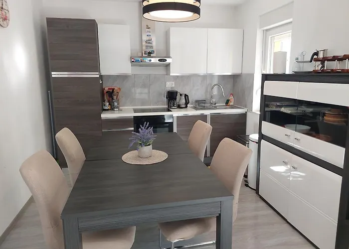 Spacious Apartment With Garden Close To The Sea In Kastel Luksic Split * Каштела