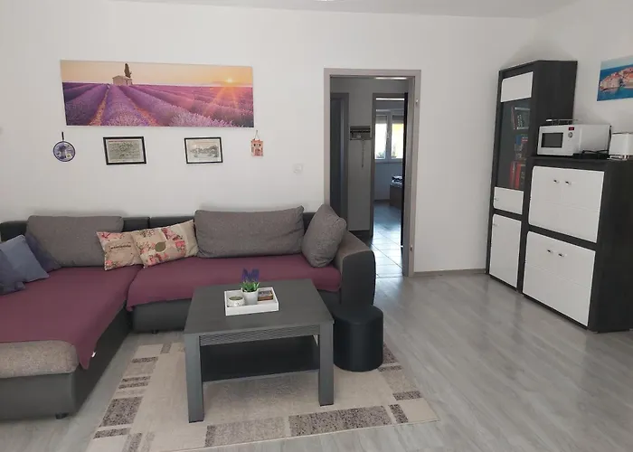 Spacious Apartment With Garden Close To The Sea In Kastel Luksic Split Апартаменты *