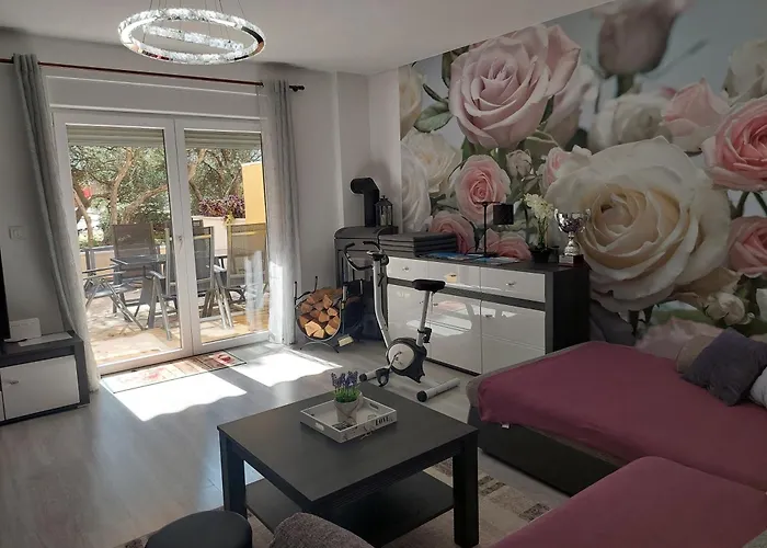 Spacious Apartment With Garden Close To The Sea In Kastel Luksic Split Каштела